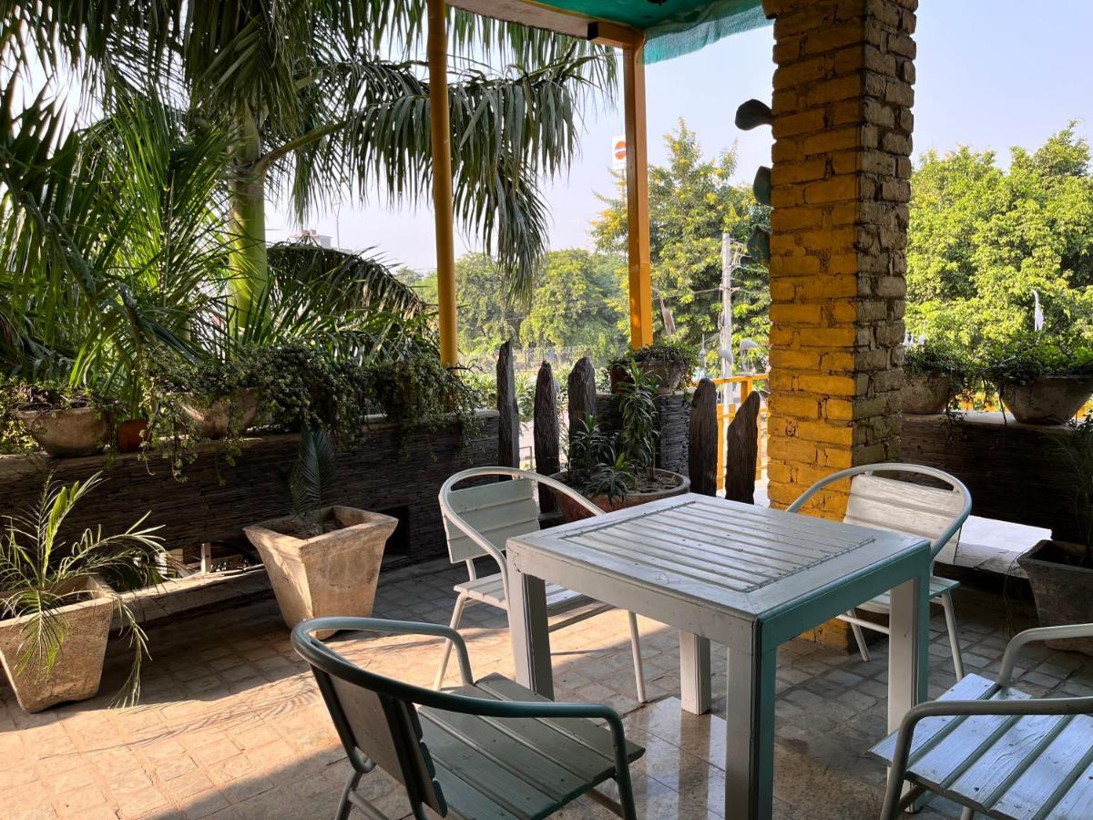Aakritii Hotels Гургаон Екстериор снимка